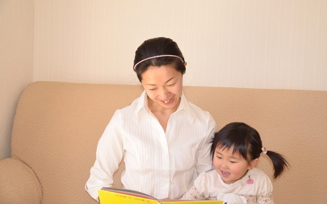 絵本を読む母と娘