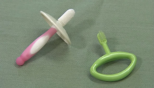 歯ブラシの先がブラシタイプのものと、シリコンタイプのもの