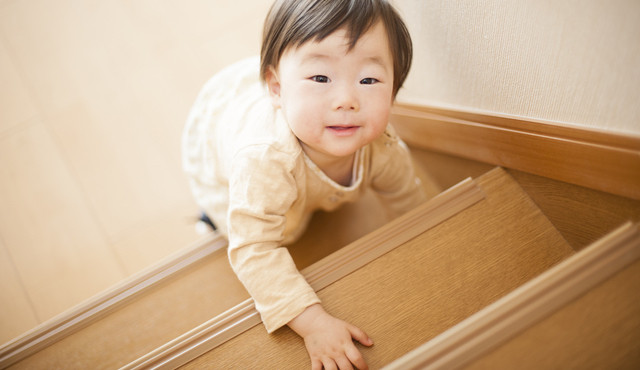 階段で遊ぶ赤ちゃん