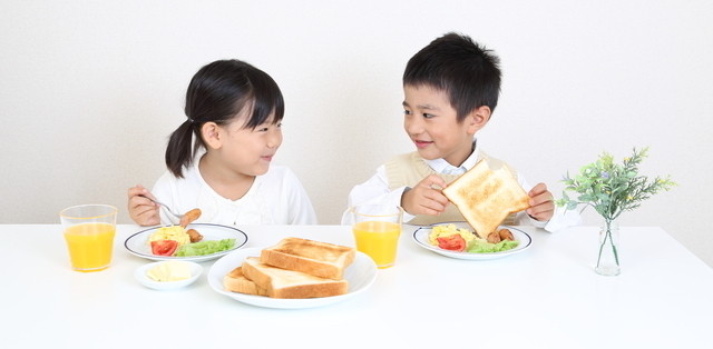 朝食を取る子ども