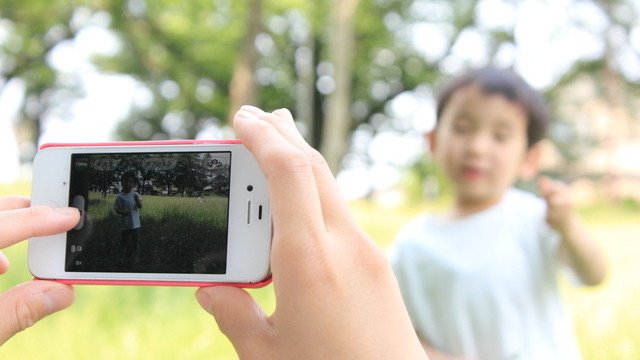 スマートフォンで子どもを撮影