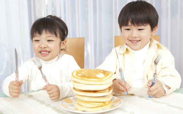 ホットケーキを食べる兄妹