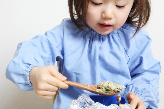 お弁当を食べる子ども