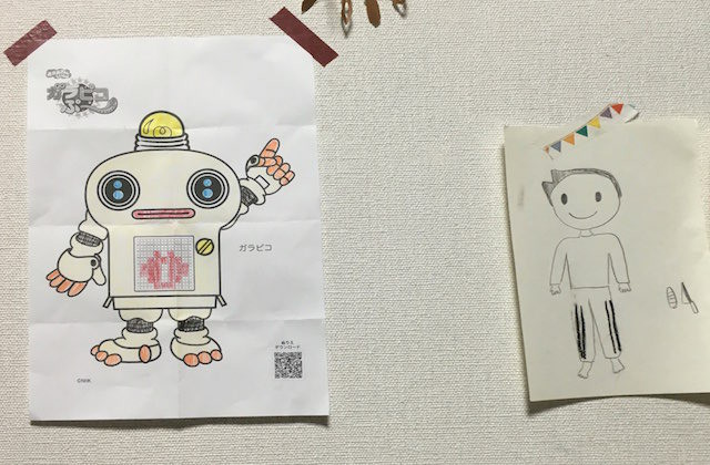 子どもの作品を壁に貼って飾る