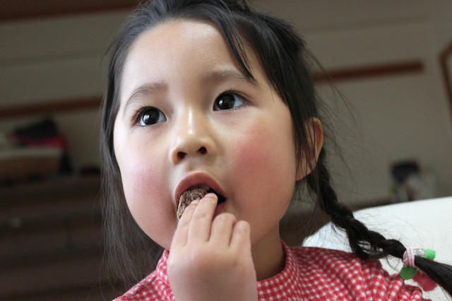 お菓子を食べる子ども