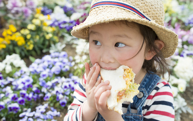 サンドイッチを食べる子ども