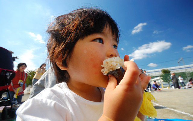 運動会でお弁当を食べる子ども