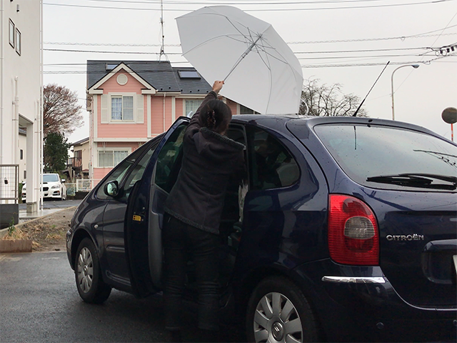 雨の日に子どもを車に乗せるときに大活躍 かさぴったん の作り方と使い方 子育てアイデアやってみた編 子育てに役立つ情報満載 すくコム Nhkエデュケーショナル