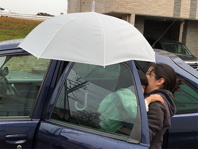 雨の日に子どもを車に乗せるときに大活躍「かさぴったん」の作り方と