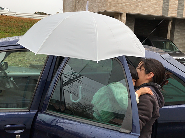 雨の日に子どもを車に乗せるときに大活躍 かさぴったん の作り方と使い方 子育てアイデアやってみた編 子育てに役立つ情報満載 すくコム Nhkエデュケーショナル