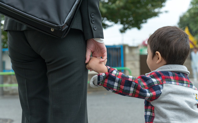 出勤するママと幼児