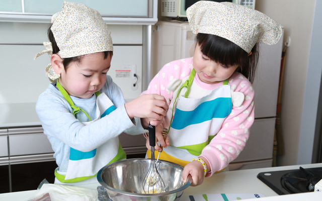 お菓子作りにチャレンジする子ども