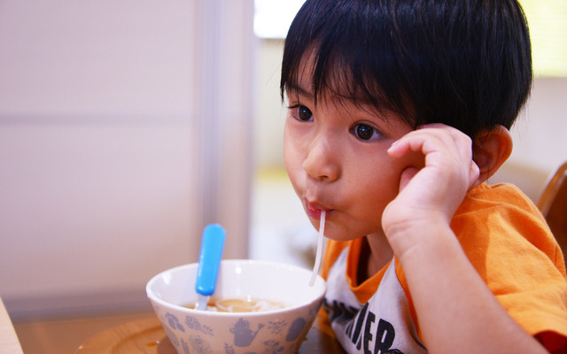 うどんを食べる男の子