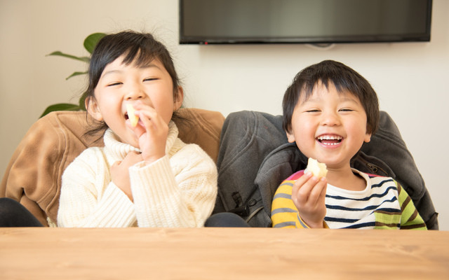 笑顔でおやつを食べる子どもたち