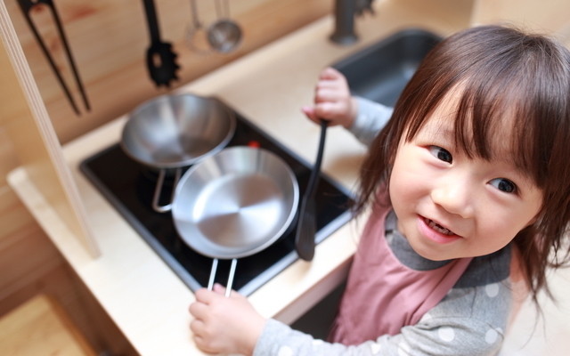 お料理に興味津々の女の子