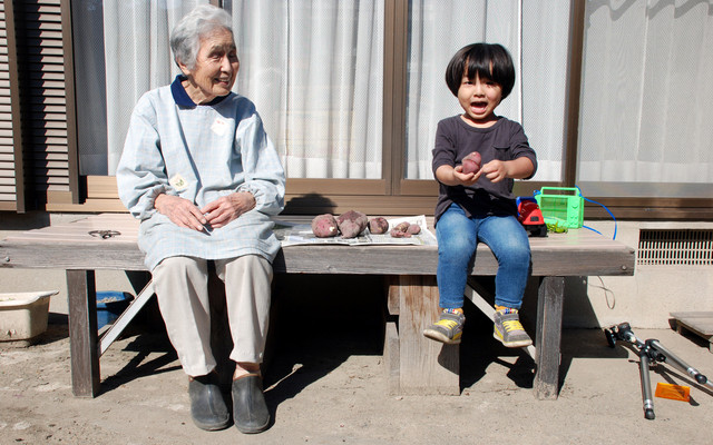 おばあちゃんと子ども