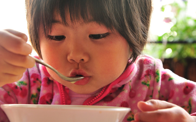 スープを食べる子ども