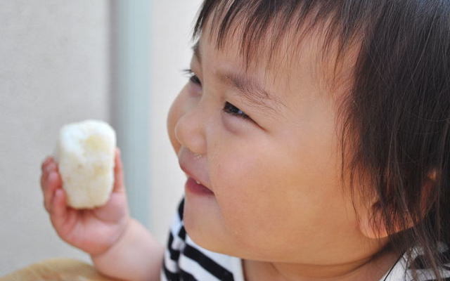 おにぎりを食べる子ども