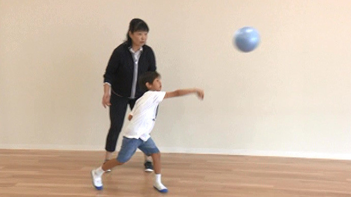 子どもに楽しく運動を教えるコツ 2 ボールを投げる とる 子育てに役立つ情報満載 すくコム Nhkエデュケーショナル