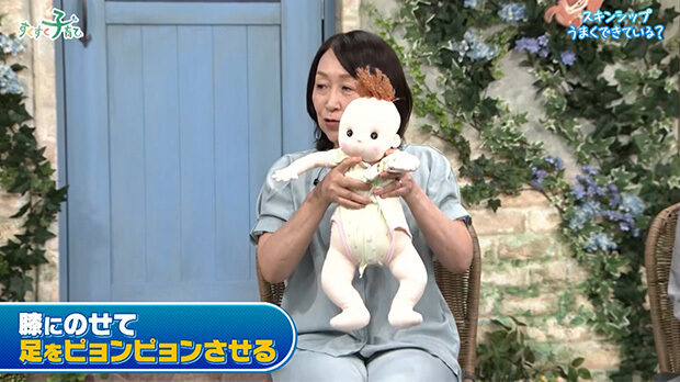 膝にのせて足をピョンピョンさせる